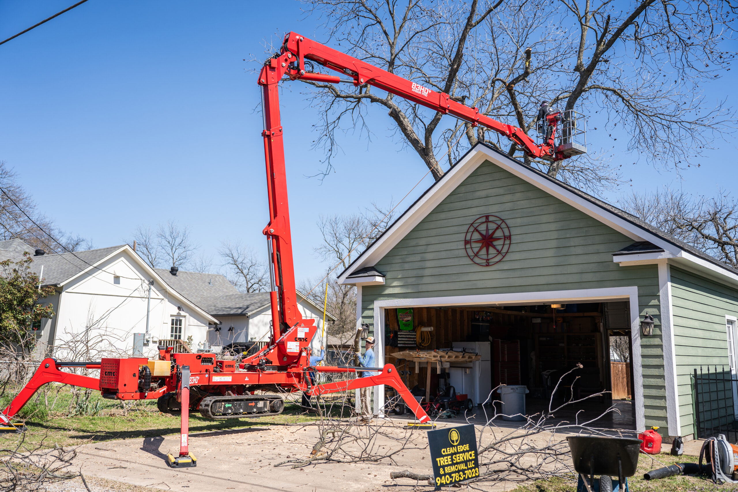 Arbor lift for dead tree removal